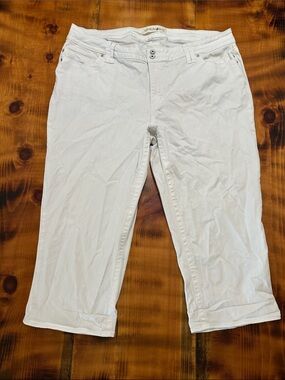Fashion Bug White Capris Women’s Stretch Cropped Pants